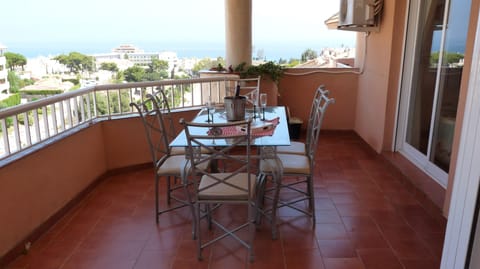 Balcony with sea view, nice for breakfasts with lighter morning sun.