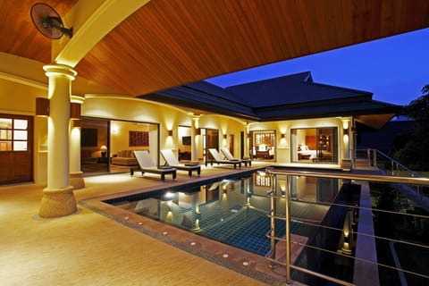 Poolside with bedrooms opening onto pool