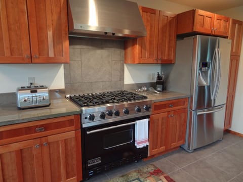 Yip, that's a 6 burner Viking stove with convection oven.