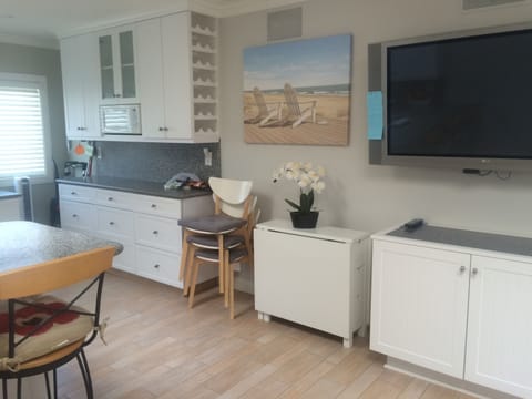 Clean open transition space between rooms.