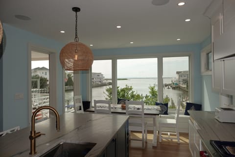 Kitchen - View of bay, large kitchen table, Sonos speakers
