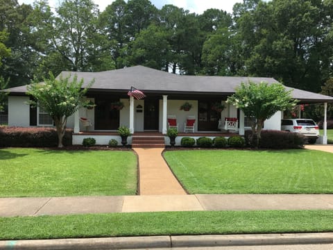 Front view of house/Front porch view
(213 Bramlett Blvd.)