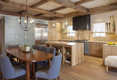 Gorgeous gourmet kitchen that is fully equipped.