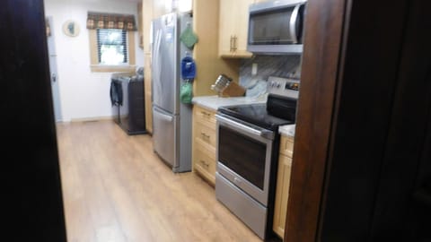 Built in microwave, single oven, large refrigerator with ice maker