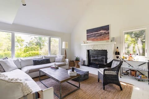 living room w/65 inch Frame tv