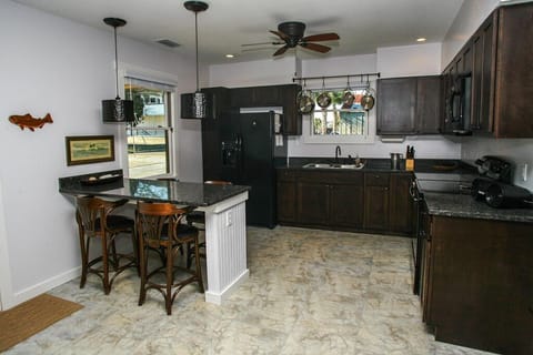 Kitchen with breakfast bar