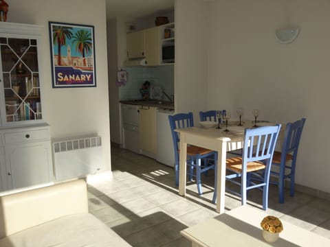 Room, Property, Furniture, Building, House, Interior Design, Floor, Real Estate, Table, Architecture