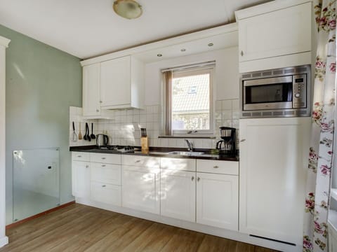 Countertop, Cabinetry, Kitchen Stove, Kitchen, Kitchen Appliance, Wood, Building, Home Appliance, Stove, Flooring