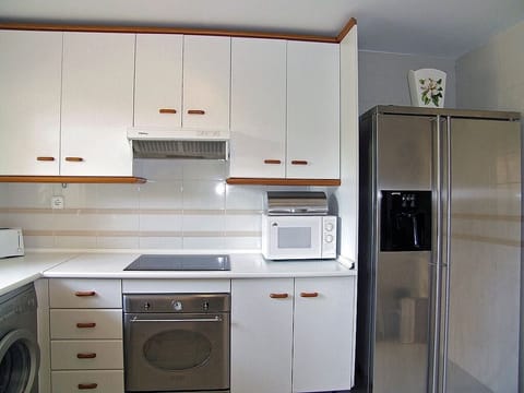  kitchen  Smug and  Bosch appliances, LARGE American fridge/freezer.