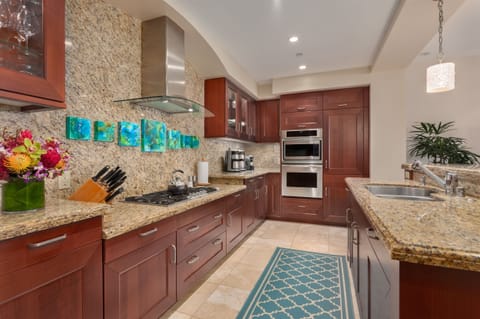 Castaway Cove C201 - Gourmet Kitchen and Bar Counter Seating for Three