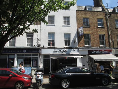 !st Floor Flat above Da Beppe