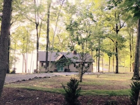 Mo'Fun Cottage offers a quiet deep cove setting with uninterrupted lake views