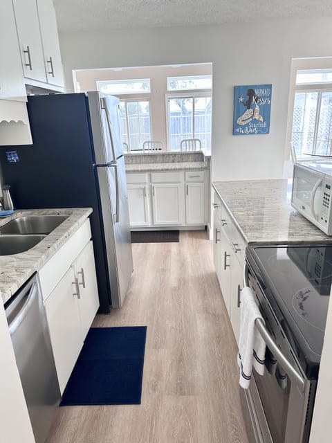 Fully-stocked kitchen with lots of space to prep and cook your favorite meals!