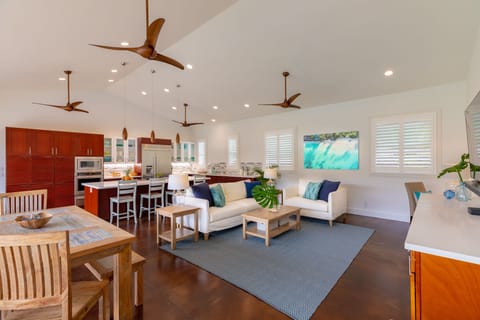 The spacious open-plan design lets guests cook, dine, and relax together with ease, creating the perfect setting for family gatherings.