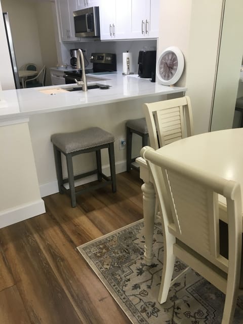 Dining/kitchen bar area