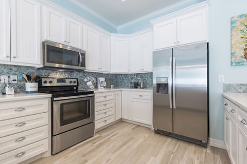 Gorgeous kitchen fully equipped with cooking utensils!