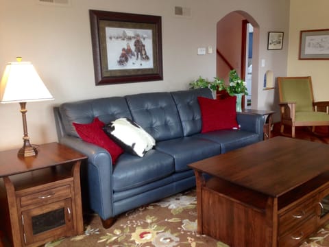 Comfortable living room with Amish-made tables & leather couch