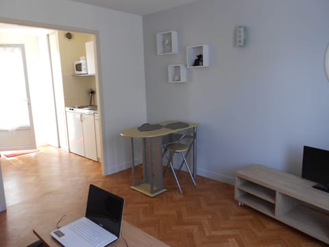 Traversing view of the main room toward the kitchen
