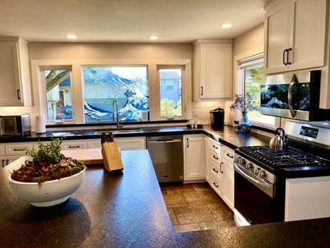Beautiful kitchen to enjoy your cocktails and lovely meals