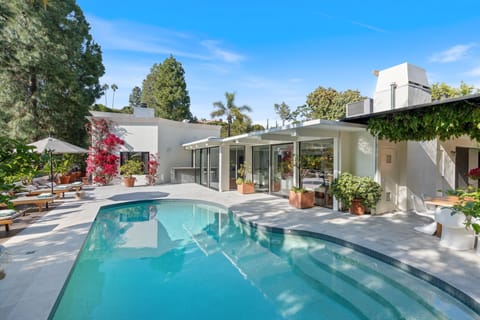 Salt Water pool with Swim jets !