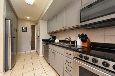 FULLY EQUIPPED & STOCKED KITCHEN. NEW STAINLESS STEEL APPLIANCES