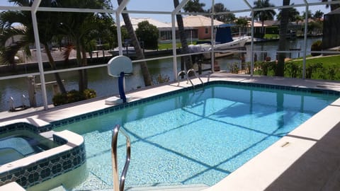 Heated Pool with jacuzzi