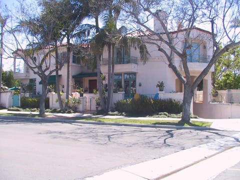 AIR CONDITIONED MEDITERRANEAN BEAUTY (BEST LOCATION IN CORONADO)














