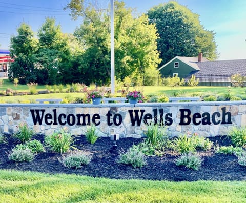             Wonderful Welcome! 
At Route 1, Mile Road & Barefoot Cottage Road!