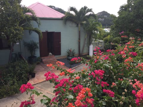 Our cute little cottage in a walking/running neighborhood!