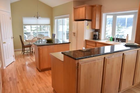 Open Island Kitchen. Pantry, Dining-6, Buffet, Granite, TONS of storage. Views!