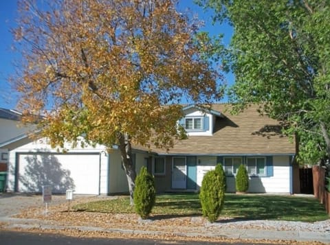 SPACIOUS FOUR BEDROOM HOME NEAR CONVENTION CENTER AND PEPPERMILL HOTEL/CASINO