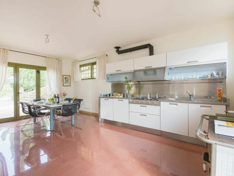 Cabinetry, Property, Countertop, Window, Building, Kitchen Appliance, Houseplant, Wood, Kitchen, Interior Design