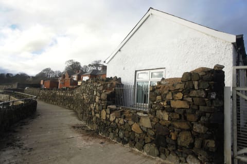 The Boat House is located right the Coastal Path less than 10 mins from Belfast