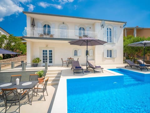 Water, Plant, Cloud, Furniture, Sky, Property, Swimming Pool, Chair, Building, Azure