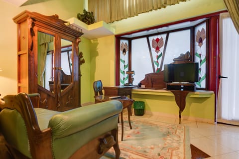 Flat Screen TV with Cable Channels and Free Wi Fi are at Guests' Disposal