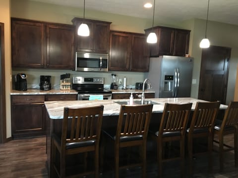 Fully-equipped kitchen with Keurig, blender, toaster, standard coffeemaker, etc.