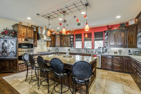 Fabulous kitchen with breakfast bar seating for 5.