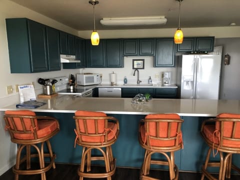 up-dated kitchen with beautiful new quartz countertops