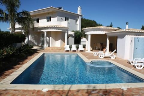 Fantastic Villa with Solar-Heated Pool and Poolside BBQ Kitchen and Dining Area 