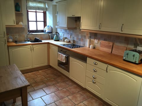 Kitchen with dishwasher and washing machine