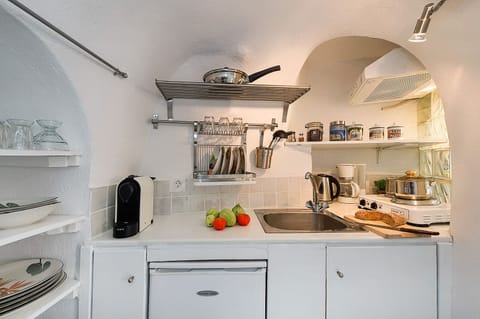 full kitchen: well-stocked for breakfast & drinks! Diane B. Honolulu, Hawaii, US
