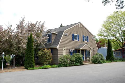 Front view of the Beachouse and parking area