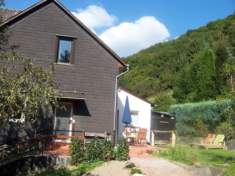 Forest House - near Loreley with a south-facing terrace, meadow, and grill