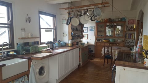 Spacious kitchen with extra dining space, sea views while washing up :)