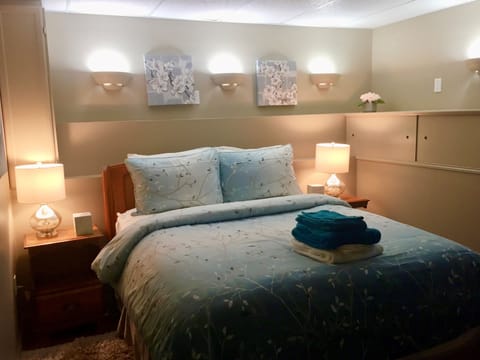 Luxurious Queen Bed WIth In-floor Heating 