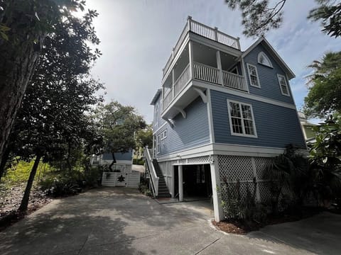 Four story home. 1st is parking, 2nd is bedrooms, 3rd is living, 4th is deck. 