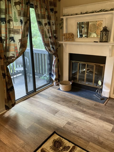 Like real electric fireplace  Heat can be turned on  