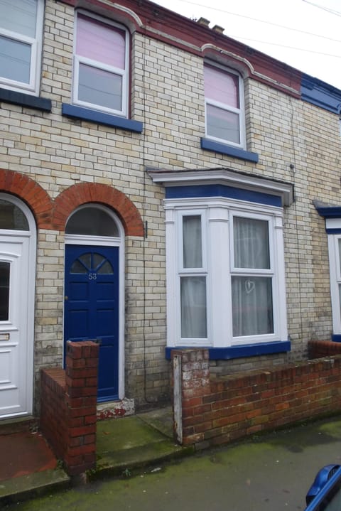 Centrally situated 2 bedroom townhouse. FREE PARKING and FREE WIFI