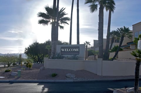Welcome! Entrance road to Qué Bonita Casita