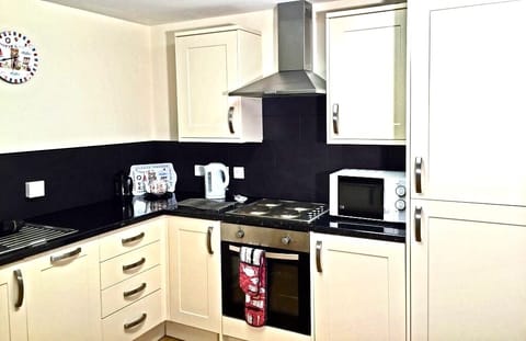 Kitchen with dishwasher - microwave - full height fridge Freezer ( 50/50 )